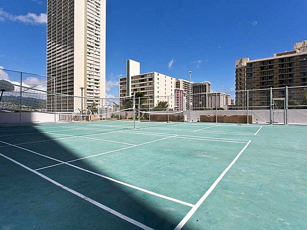 Royal Kuhio 1705 - Spacious Corner Unit with Stunning Mountain Views in the Heart of Waikiki!