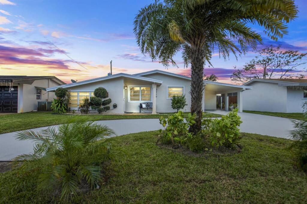 7-Person Luxury Spa, Fenced Paradise, Beach Vibes